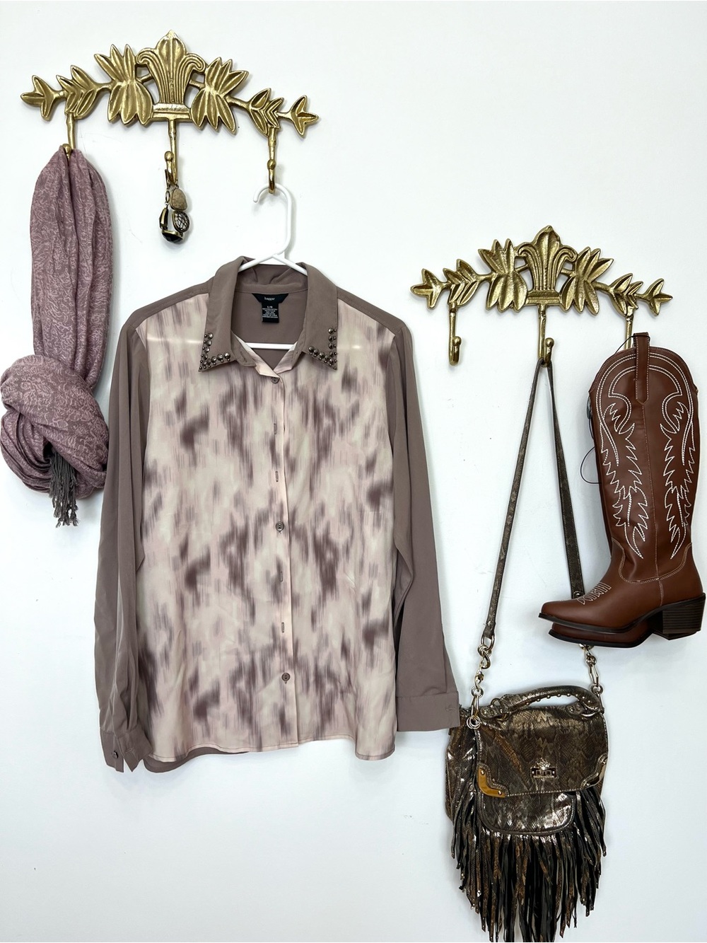 Elegant taupe and ivory blouse L ptp 23” l 29”